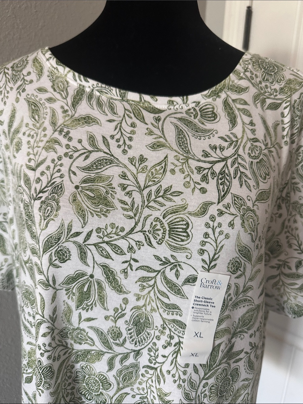 croft & barrow White and Green Floral Crewneck Tee. 100% Cotton